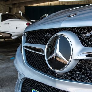 ベンツを修理する部品から装飾用のパーツまでお任せください